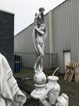 Femme au foulard - statue en pierre - 192 cm - blanc classique
