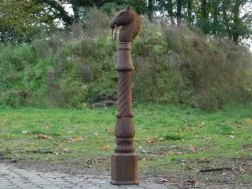 Gusseiserner Pferdepfosten mit Pferdekopf und Ring – 107 cm