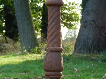 Poteau en fonte avec tête de cheval et anneau – 107 cm