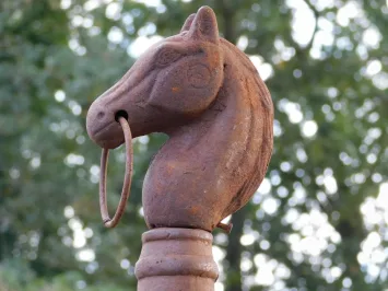 Poteau en fonte avec tête de cheval et anneau – 107 cm