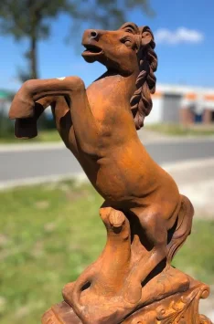 Cheval cabré sur socle - statue animale en pierre - 180 cm - oxyde