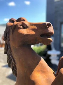 Steigerend paard - stenen dierenbeeld - 180 cm - oxide