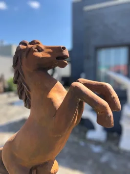 Steigerend paard - stenen dierenbeeld - 180 cm - oxide