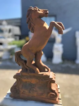 Steigerend paard - stenen dierenbeeld - 180 cm - oxide
