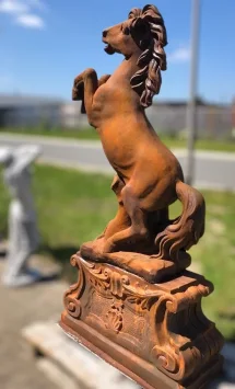 Steigerend paard - stenen dierenbeeld - 180 cm - oxide