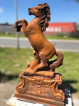Steigerend paard - stenen dierenbeeld - 180 cm - oxide