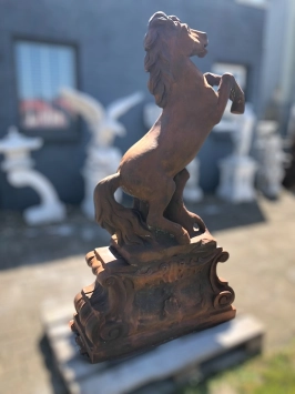 Steigerend paard - stenen dierenbeeld - 180 cm - oxide