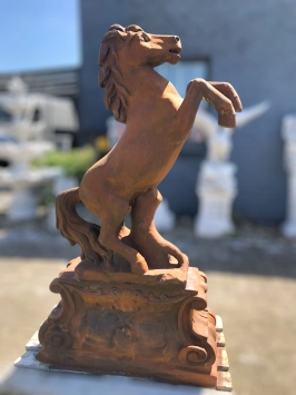 Steigerend paard - stenen dierenbeeld - 180 cm - oxide