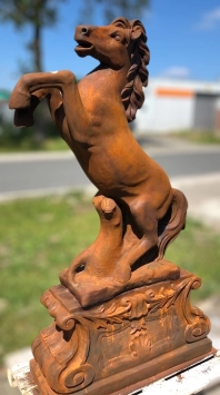Steigerend paard - stenen dierenbeeld - 180 cm - oxide