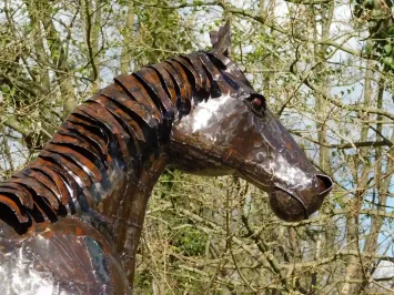 Cheval 'Duante' - fait main en Afrique - noir avec or