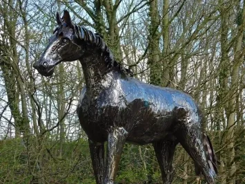 Cheval 'Duante' - fait main en Afrique - noir avec or