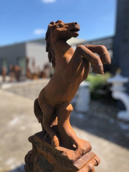 Steigerend paard - stenen dierenbeeld - 130 cm - oxide