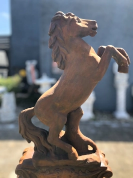 Steigerend paard - stenen dierenbeeld - 130 cm - oxide