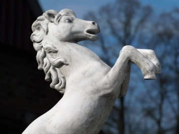 Tuinbeeld paard, steen, steigerend paardsculptuur