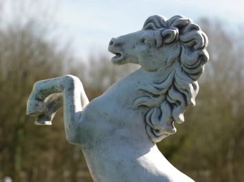 Gartenskulptur Pferd, Stein, tänzelnde Pferdeskulptur