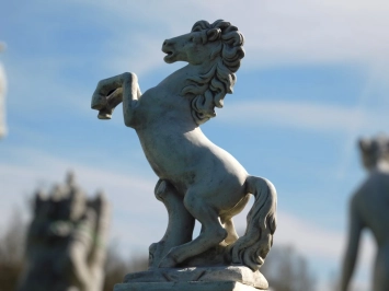 Gartenskulptur Pferd, Stein, tänzelnde Pferdeskulptur