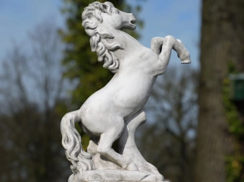 Tuinbeeld paard, steen, steigerend paardsculptuur