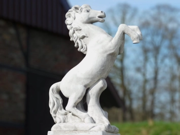 Tuinbeeld paard, steen, steigerend paardsculptuur