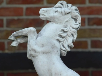 Paard op sokkel - stenen dierenbeeld - 140 cm - klassiek