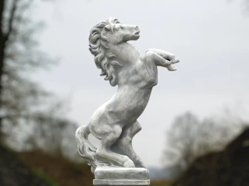 Cheval sur socle - statue de jardin en pierre - 150 cm - classique