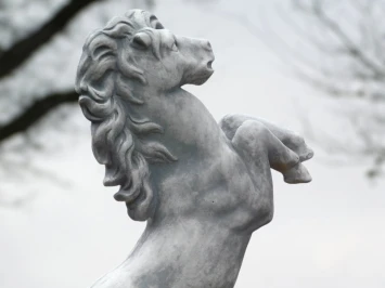 Paard op sokkel - paardenbeeld steen - groot en klassiek
