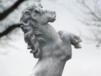 Cheval sur socle - statue animalière en pierre - 150 cm - classique