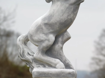Paard op sokkel - stenen dierenbeeld - 150 cm - klassiek