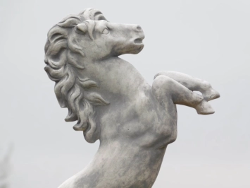 Paard op sokkel - stenen dierenbeeld - 150 cm - klassiek