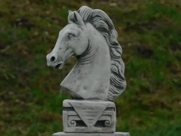 Tuinbeeld: hoofd van paard - gemaakt van steen - decoratie