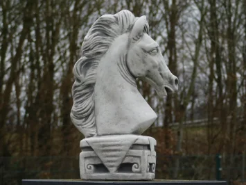 Tuinbeeld: hoofd van paard - gemaakt van steen - decoratie
