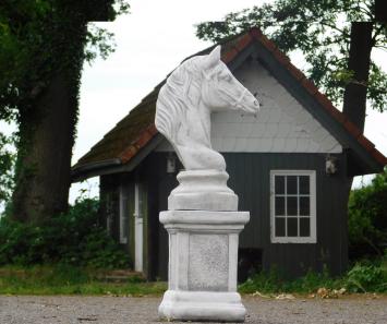 Paardenhoofd op sokkel - 83 cm - steen - tuinbeeld