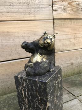 Bronzestatue, Skulptur eines sitzenden Pandas, auf großem Sockel