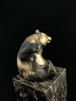 Bronzen beeld, sculptuur van een zittende panda, op grote voet