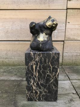 Bronzen beeld, sculptuur van een zittende panda, op grote voet