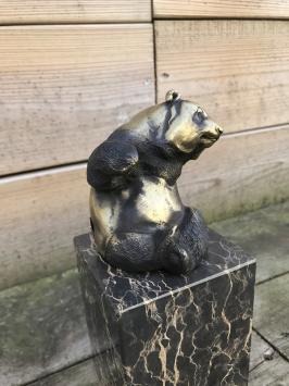 Bronzestatue, Skulptur eines sitzenden Pandas, auf großem Sockel