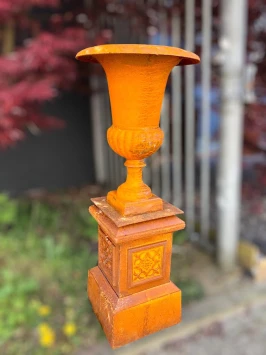 Vase de jardin sur pied – 110 cm – fonte – design français