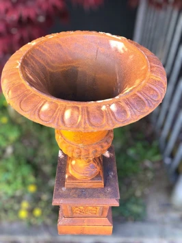 Vase de jardin sur pied – 110 cm – fonte – design français