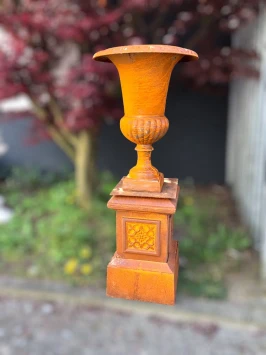 Vase de jardin sur pied – 110 cm – fonte – design français