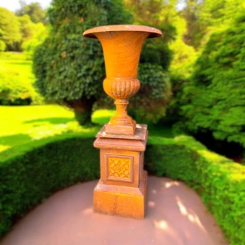 Vase de jardin sur pied – 110 cm – fonte – design français