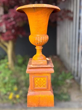 Vase de jardin sur pied – 110 cm – fonte – design français