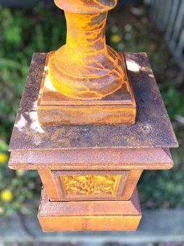 Vase de jardin sur pied – 110 cm – fonte – design français