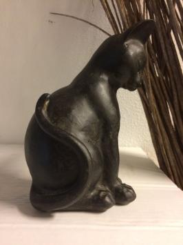Zittende kat, beeldhouwkunst uit Polystein