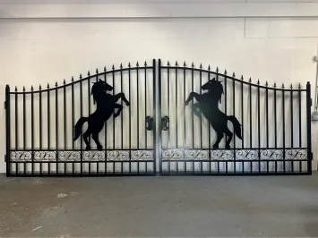 Portail en fer forgé noir avec cheval cabré – 596 cm de large