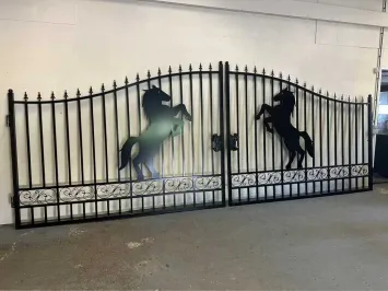Portail en fer forgé noir avec cheval cabré – 596 cm de large