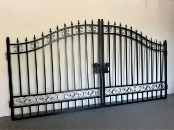 Portail élégant – 596 cm – design épuré – fer forgé noir