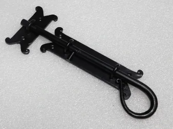 Schwarzer Riegel – Eisen – 31 cm – klassischer Torbeschlag
