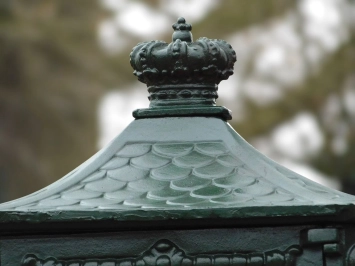 Standbriefkasten aus Gusseisen – 120 cm – grüner Briefkasten