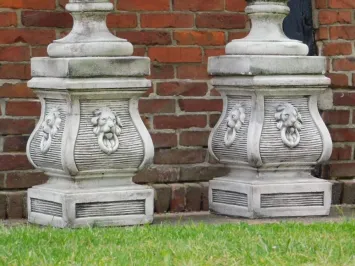 Anges anciens sur piédestal – 155 cm – statues de jardin en pierre