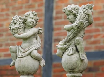 Anges anciens sur piédestal – 155 cm – statues de jardin en pierre