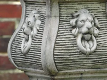 Vintage-Engel auf Sockel – 155 cm – Gartenfiguren aus Stein